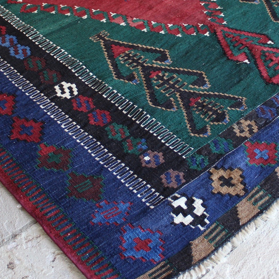 finely-woven-turkish-kilim-obruk-konya-wedding-gift-predominantly-red-green-blue-black-colours-akimbo-motifs-symbolising-motherhood-large-single-medallion-main-boarder-repeating-protective-eye-motifs-excellent-condition-floor-rug-wall-hanging-turkey -circa-1930s-40s-for-sale-damon-blandford-antiques-stroud-cotswolds-phil-taylors-cool-stuff-interior-design-rug-kilim-carpect-floor-persian