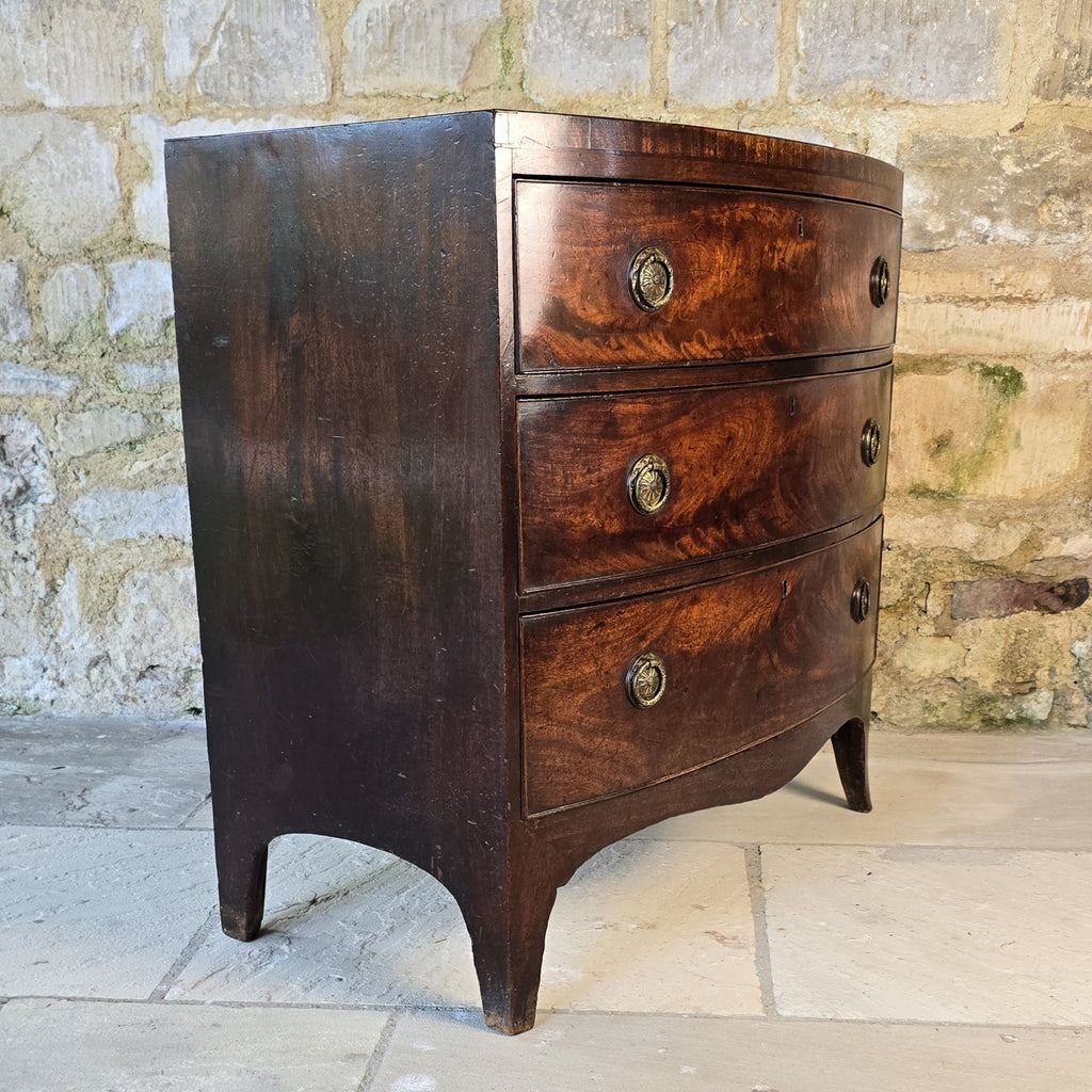 Excellent-example-late-18th-early-19th-century-mahogany-bow-fronted-chest-three-graduated-drawers-wonderful-colour-patination-loved-generation-family-central-london-chelsea-kings-road-fulham-alton-hampshire-war-bonnett-elegant-excellent-condition-for-sale-damon-blandford-antiques-stow-on-the-wold-cotswolds-antique-storage-furniture