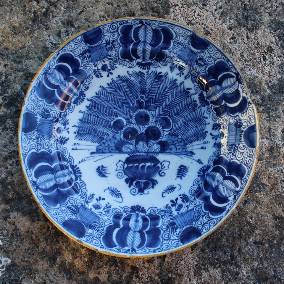 18th-Century-delft-charger-wall-plate-de-klaauw-factory-blue-and-white-charger-peacock-pattern-blue-underglaze-factory-mark-verso-good-overall-condition-no-cracks-or-repairs-losses-to-rim-for-sale-damon-blandford-decorative-antiques-stroud-cotswolds