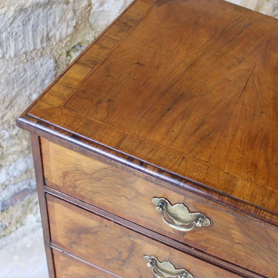 good-early-georgian-cross-banded-walnut-chest-four-graduated-drawers-moulded-veneered-top-four-long-graduated-drawers-highly-figured-book-matched-walnut-lined-in-oak-bracket-feet-really-attractive-honest-condition-excellent-proportions-useful-storage-enhance-aesthetic-appeal-for-sale-damon-blandford-antiques-stroud-gloucestershire-cotswolds-interior-design-early-english-furniture