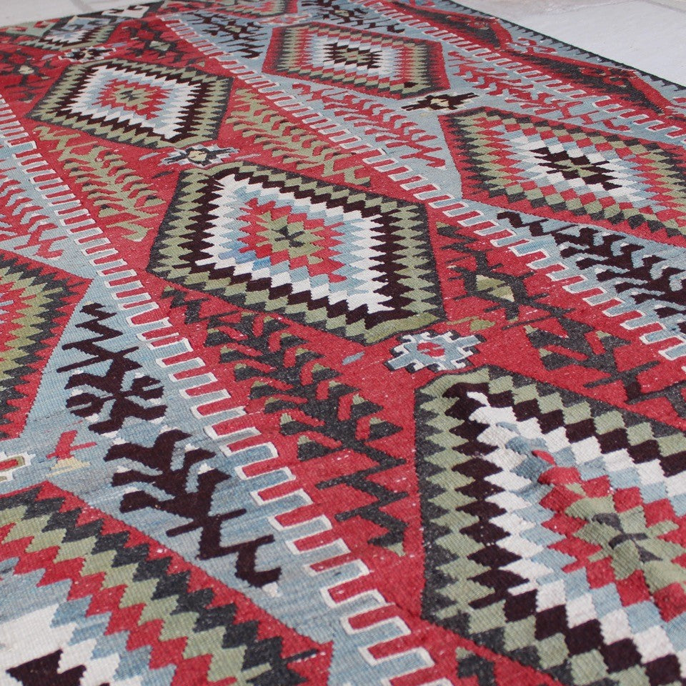 attractive-hand-woven-kilim-medallions-geometric-design-concentric-layers-colour-red-black-green-white-grey-red-grey-ground-central-area-field-repeating-rams-horns-symbol-of-power-good-quality-kilim-hand-spun-wool-yarn-natural-dyes-stylistically-kilim-southern-turkey-circa-1950s-for-sale-damon-blandford-antiques-vintage-stroud-stow-on-the-wold-cotswolds-gloucestershire
